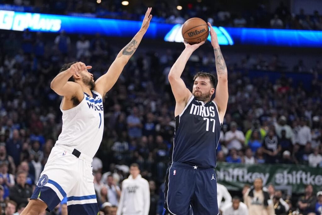 Luka Dončić delivering a pass down