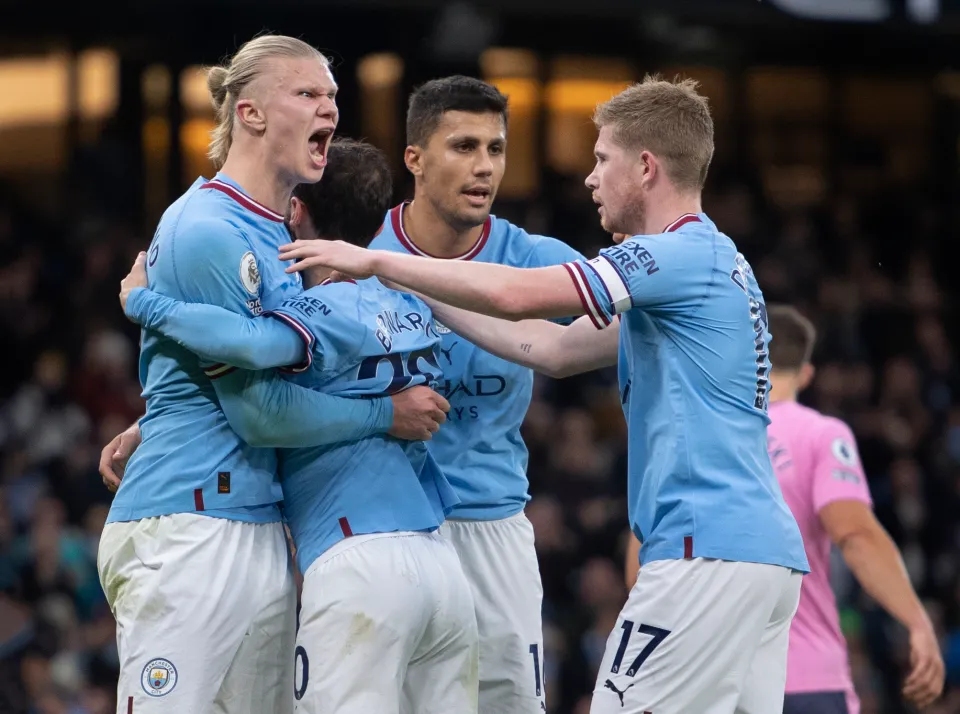 Haaland, Nunez and Rashford celebrate in a dramatic stadium atmosphere.