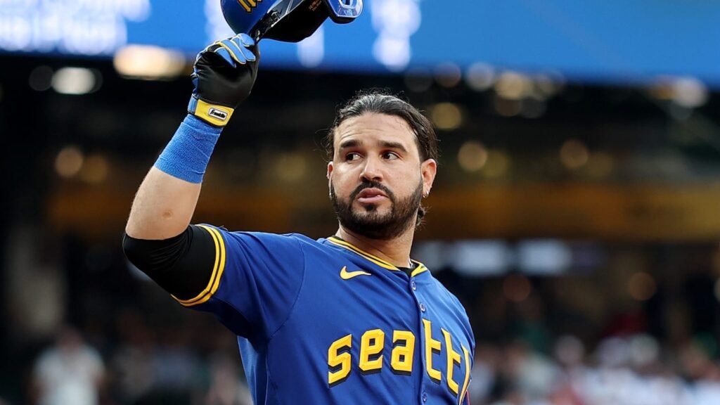 Suarez walks off the field to a loud ovation, teammates applaud.