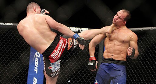 Velasquez lands the deciding blow while dos Santos defends.