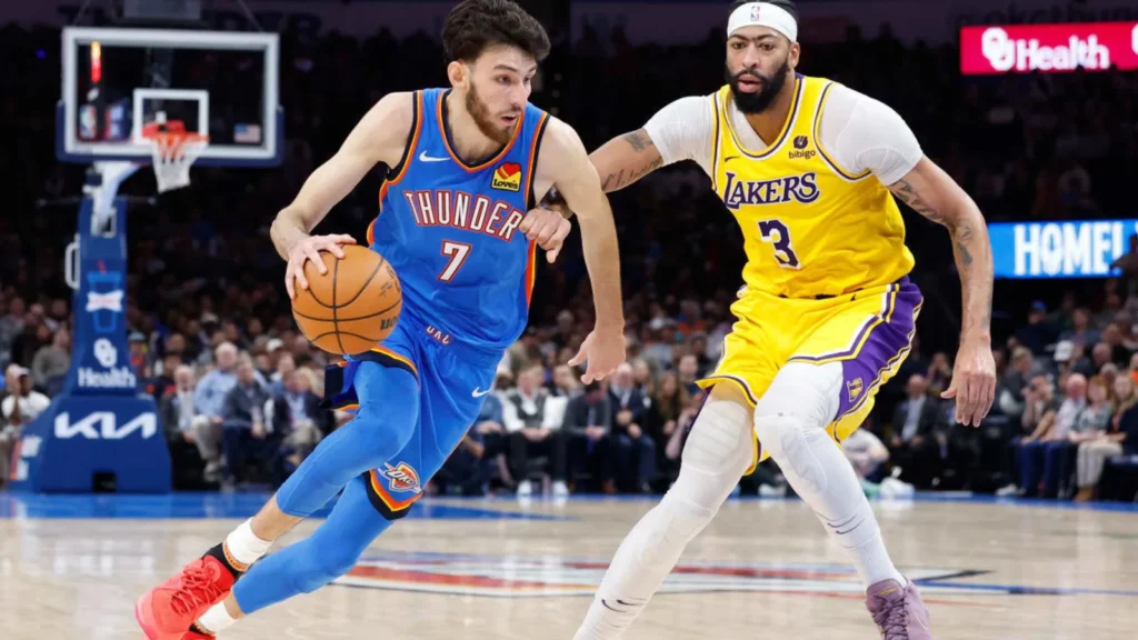 SGA is delivering a wraparound pass while defenders are concentrating, with Holmgren ready to finish.