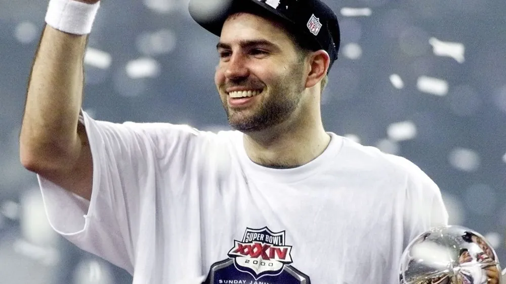 Kurt Warner lifting Super Bowl trophy